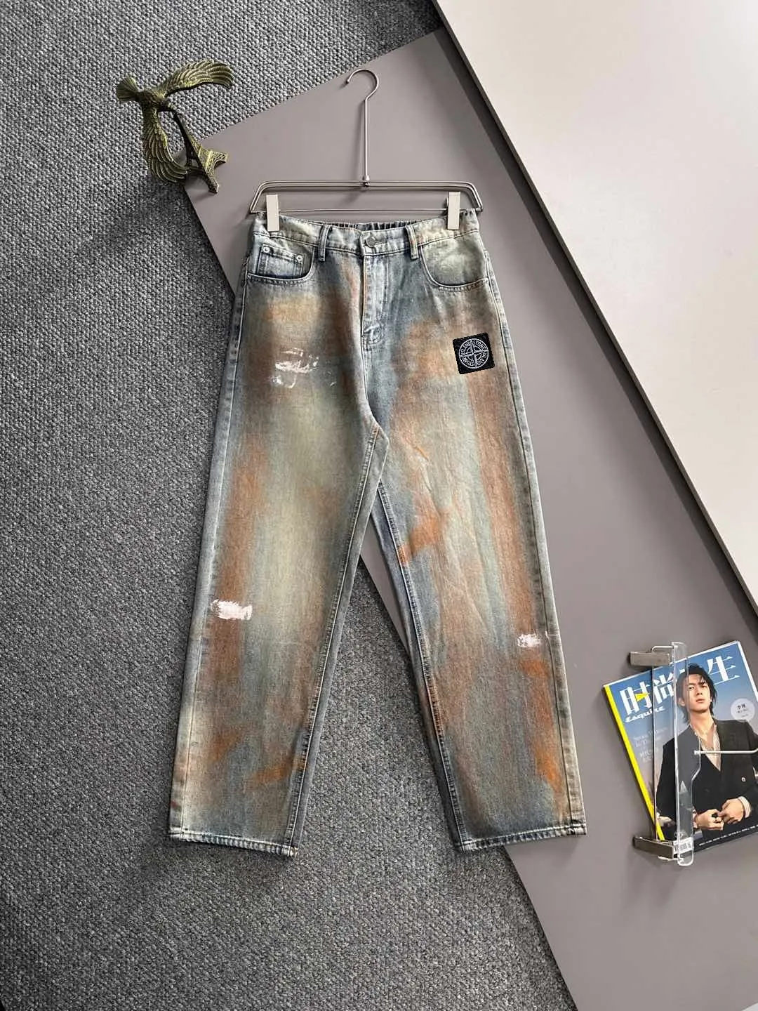 P360 Stone Island 2025 autumn and winter loose wide-leg jeans and straight trousers, the trend in the trend! Many fashion bloggers control the upper body. The water is woven from imported Japanese Denim plain cotton denim fabric. It has three standards, is soft, delicate, comfortable and breathable. The color has a modern and fashionable vicissitudes. The upper body is versatile and fashionable! Light luxury, a must-have item for daily commuting! Size: S-3XL (please state your height and weight when placing an order)